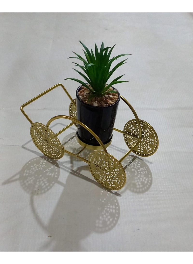 عجلة ديكور مدهب مع فازة زرع